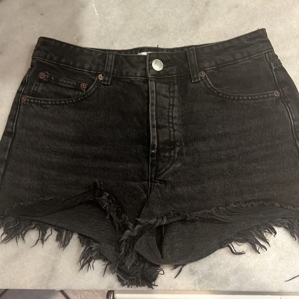 Zara black jean shorts frayed mid rise - Picture 2 of 4